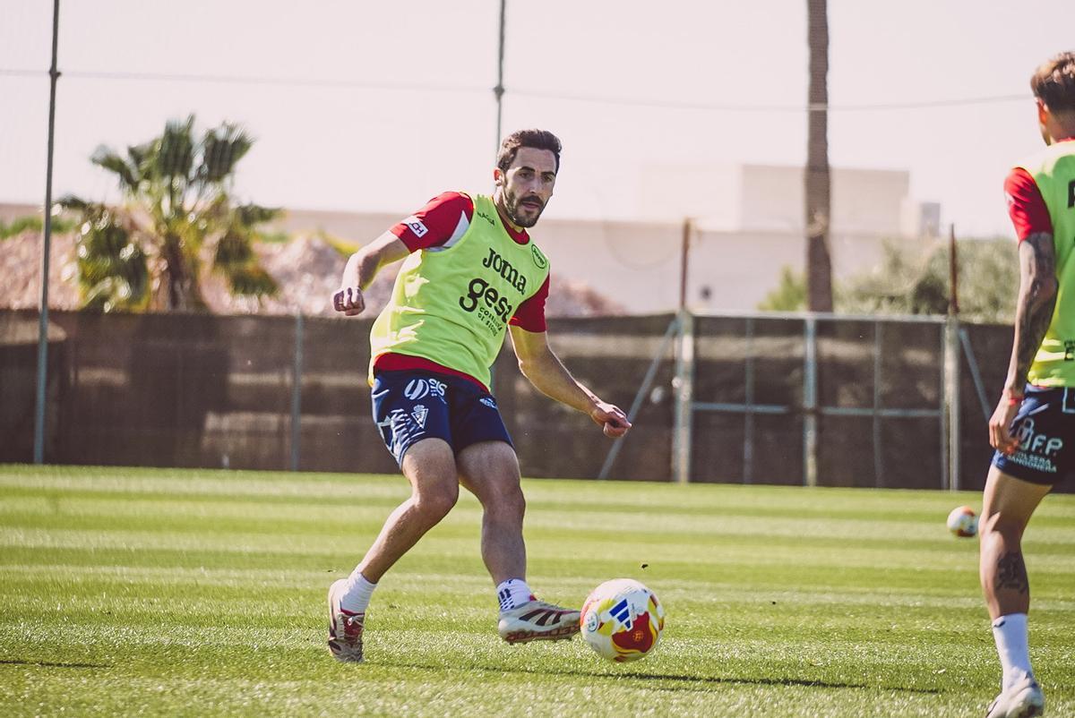 Moyita, centrocampista del Real Murcia, durante un entrenamiento.