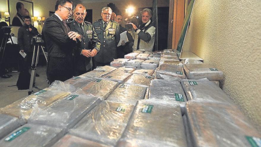 El delegado del Gobierno con el general y el coronel de la Guardia Civil; a la derecha, el barco y la droga en el puerto deTorre de la Horadada.