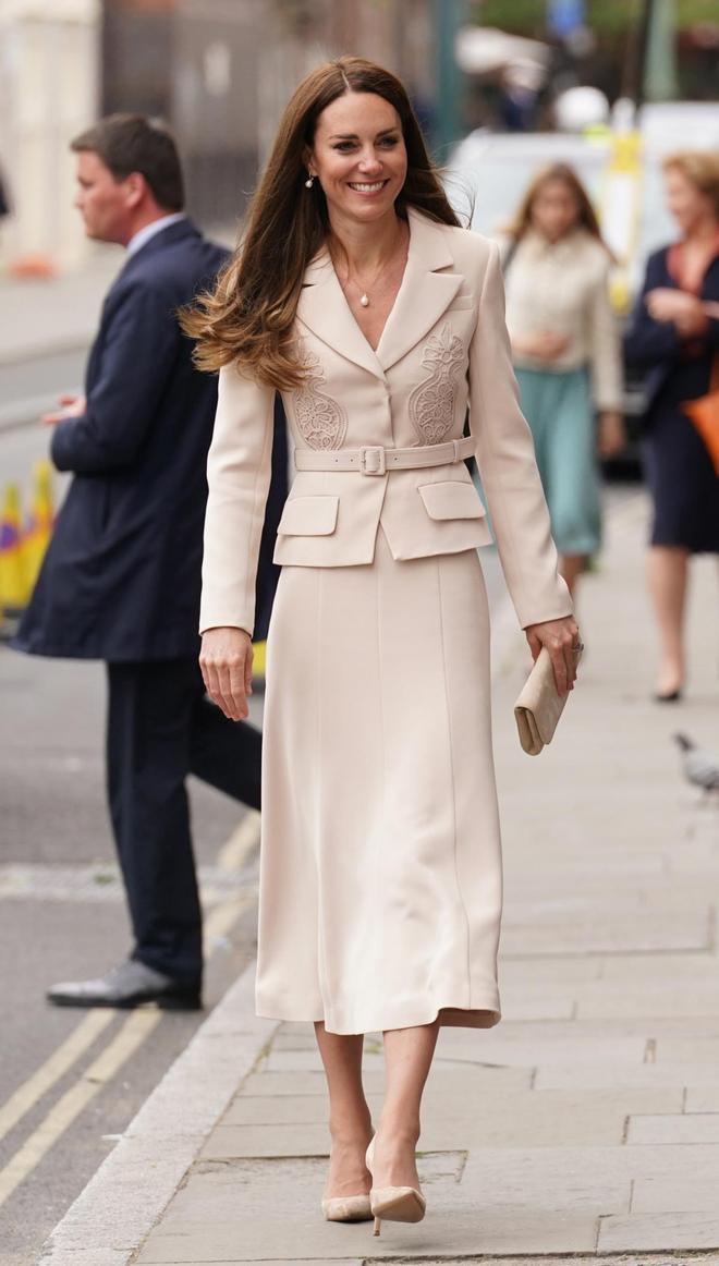 Kate Middleton con vestido blanco roto trampantojo
