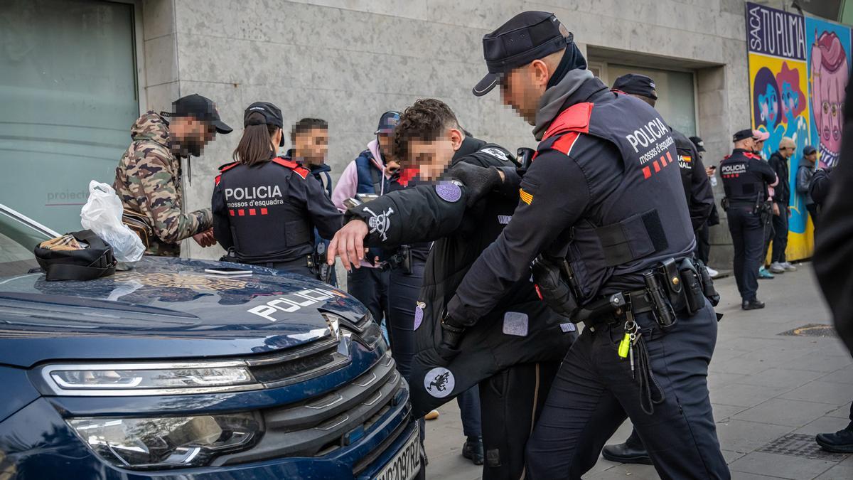 Mil agentes se despliegan en Barcelona, Badalona y LHospitalet en un macrodispositivo contra la multirreincidencia