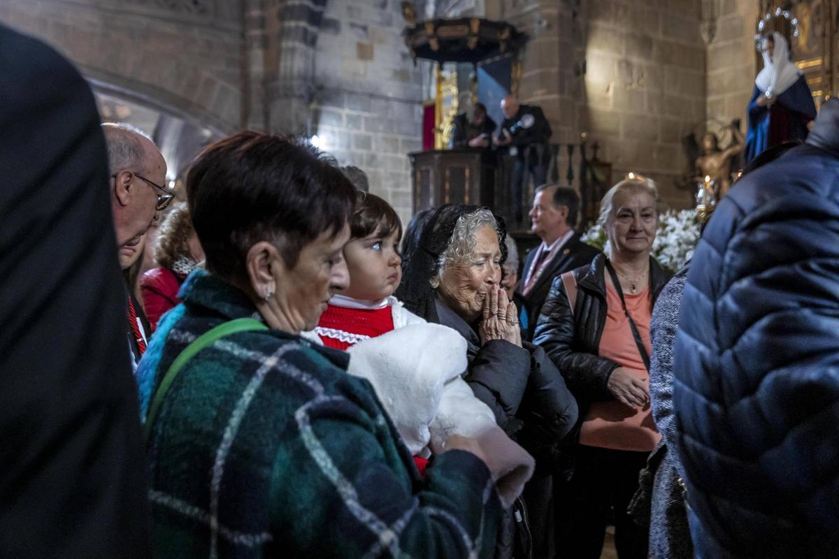 Devotos veneran el Crist de la Sang