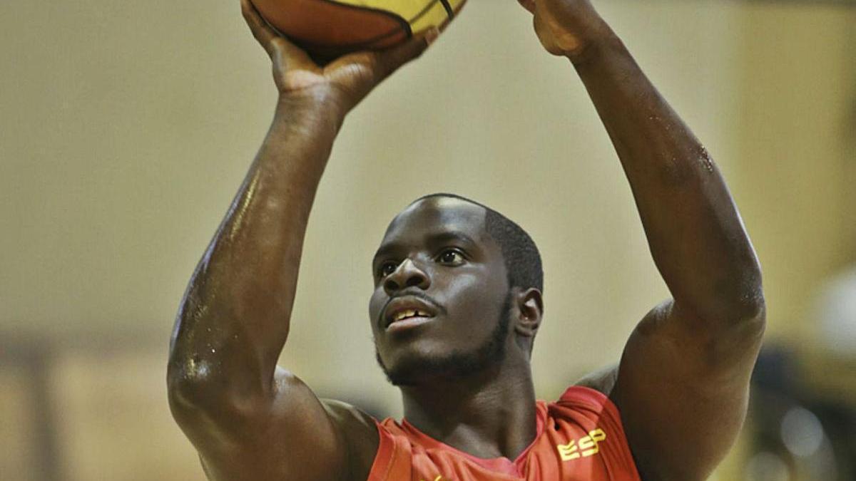 El jugador de baloncesto en silla de ruedas de Gran Canaria, Amadou Tijane Diallo Diouf, lanza a canasta. | | LP/DLP