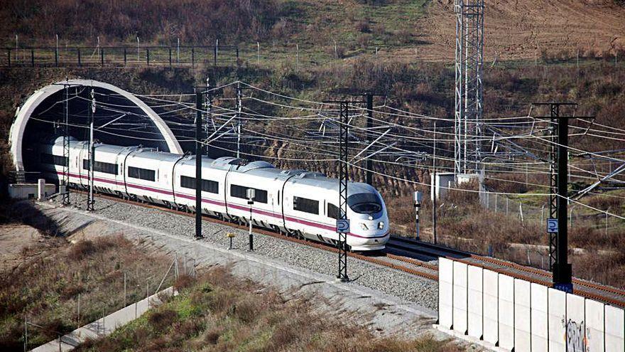 Un tren d’alta velocitat circulant per l’Alt Empordà