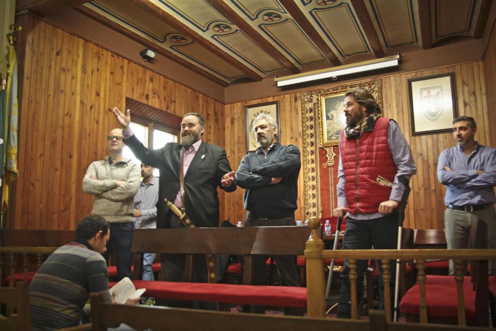 Preparados para la acción festera en Alcoy