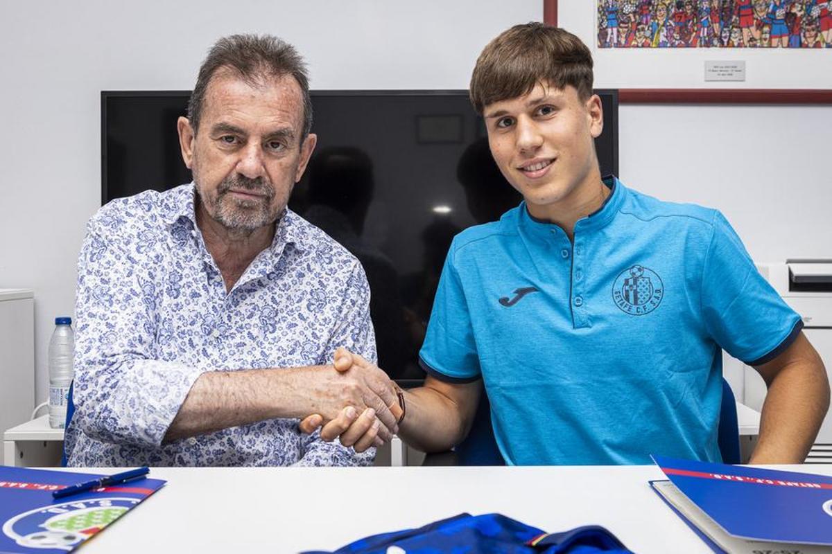 Davinchi, junto al presidente del Getafe, Ángel Torres, en su fichaje por el club madrileño.
