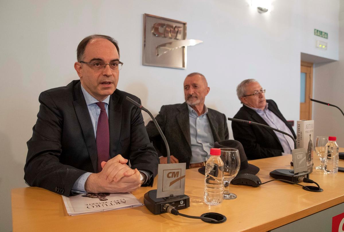 Pascual Martínez, Arturo Pérez-Reverte y José María Pozuelo Yvancos.