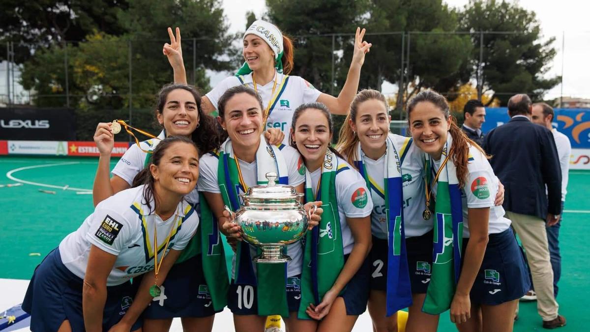 Begoña García celebra con sus compañeras del Club de Campo el título de Copa.