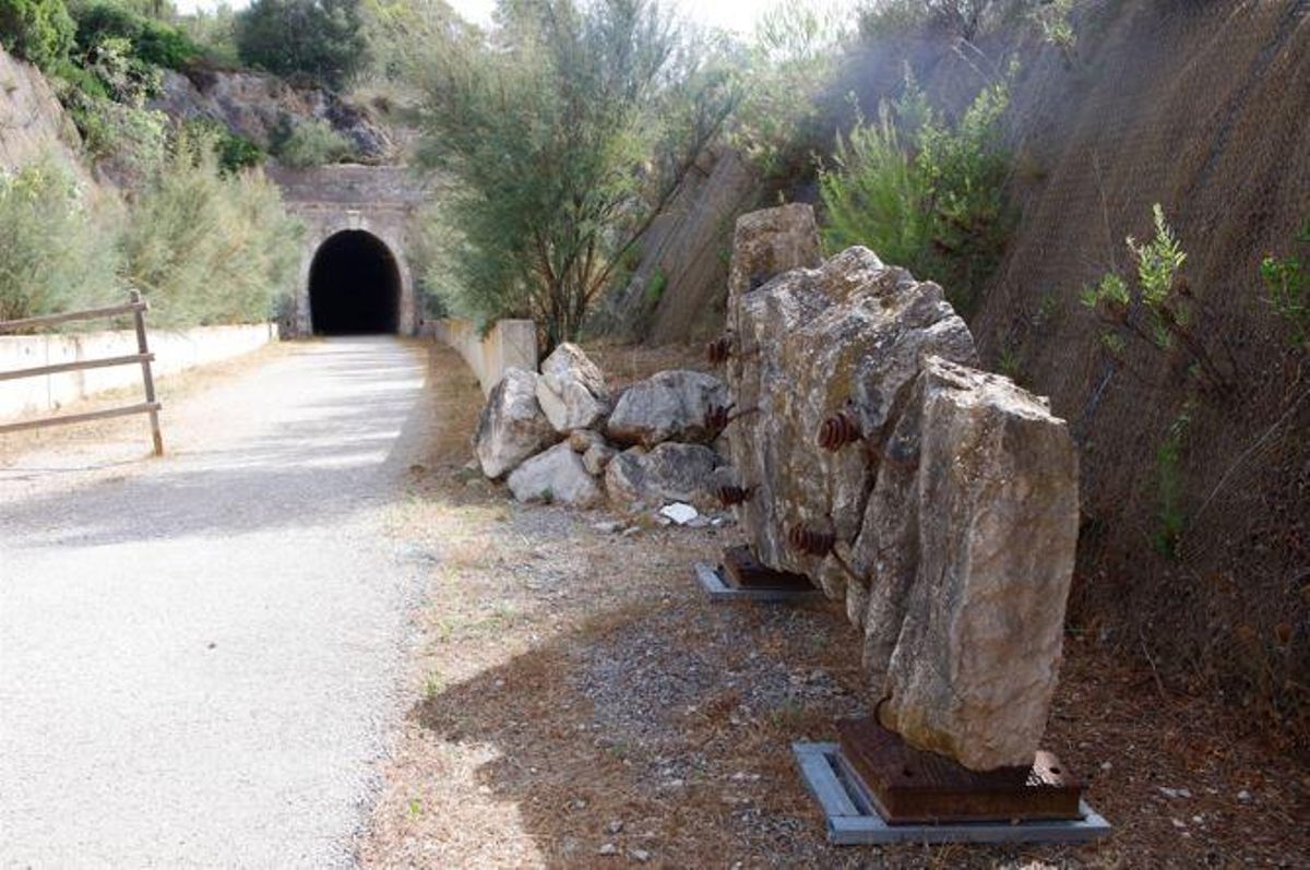 Die Skulptur nahe des Tunnels ist die einzige, die politisch angehaucht ist