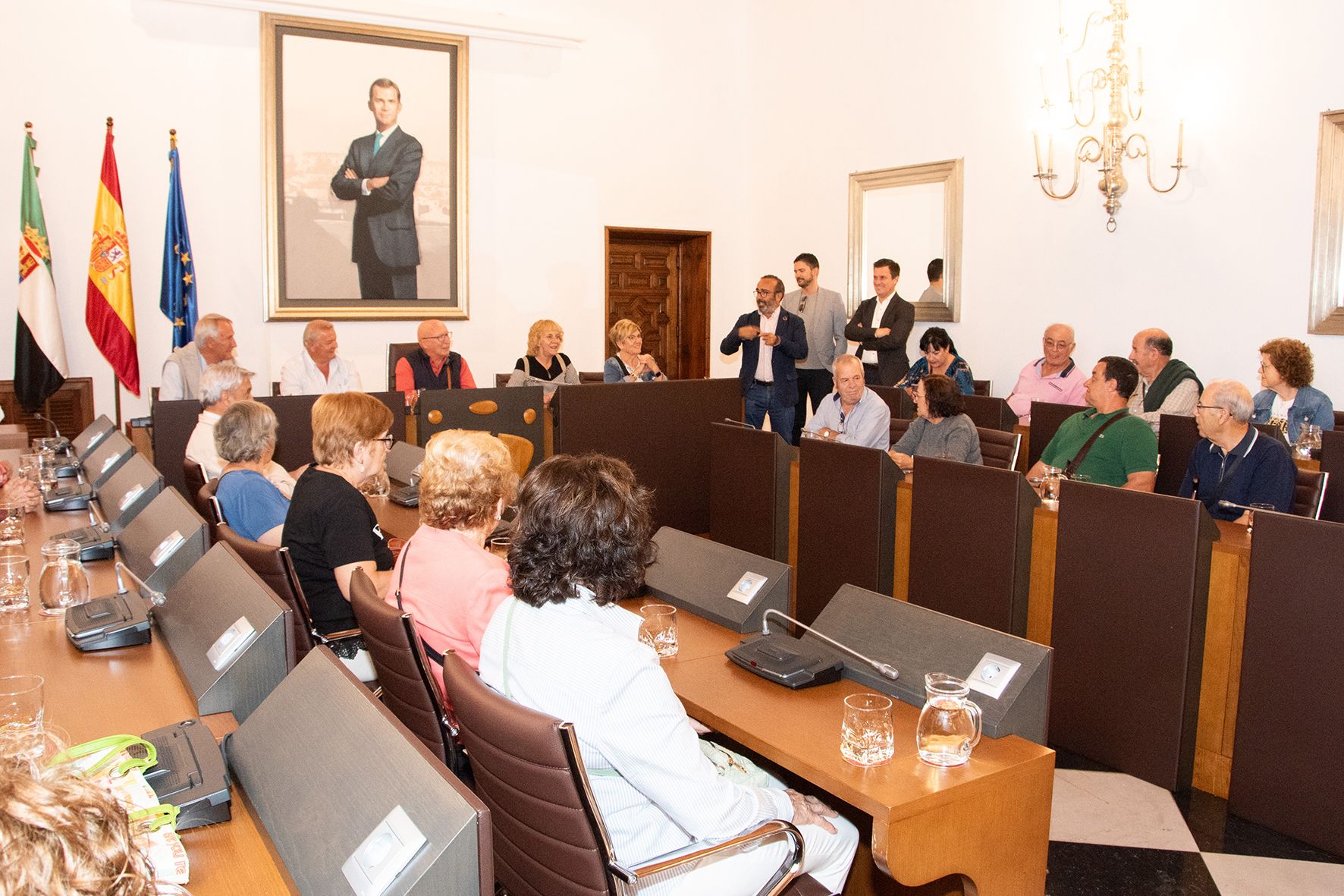 La Asociación de Mayores de Aldeacentenera celebra un pleno senior en la Diputación de Cáceres.