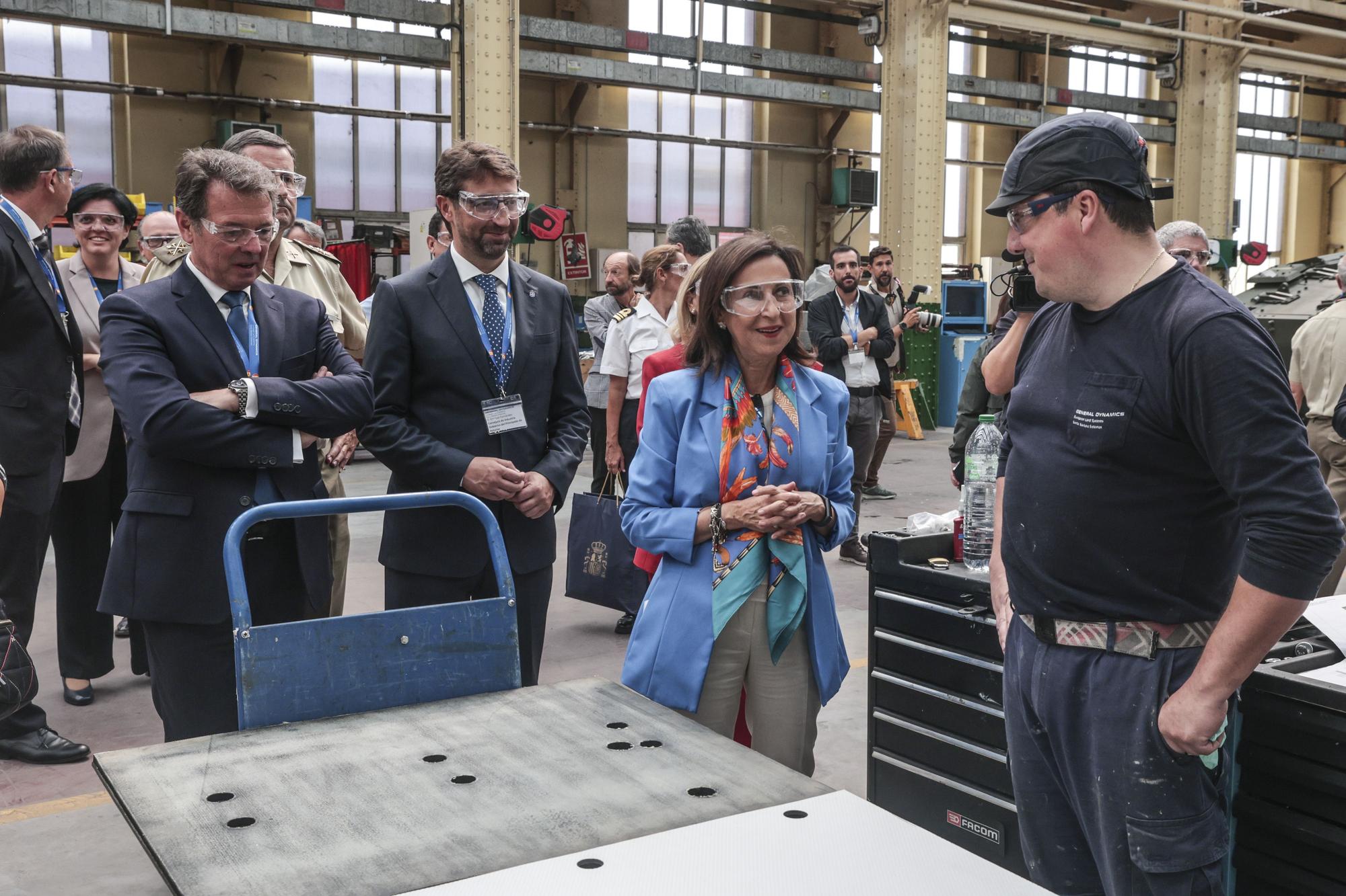 En imágenes: así fue la visita de la ministra Margarita Robles a la Fábrica de Armas de Trubia