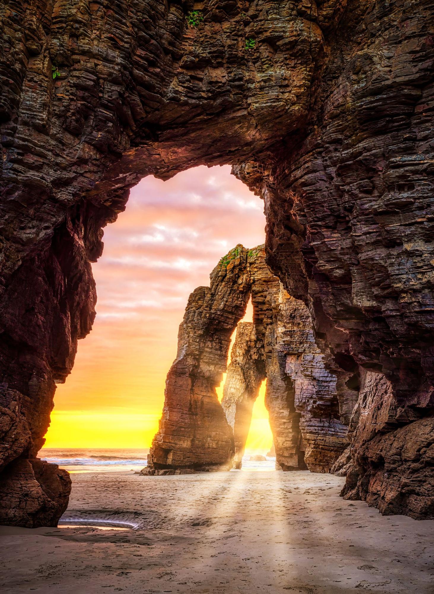 El amanecer en la playa de las Catedrales