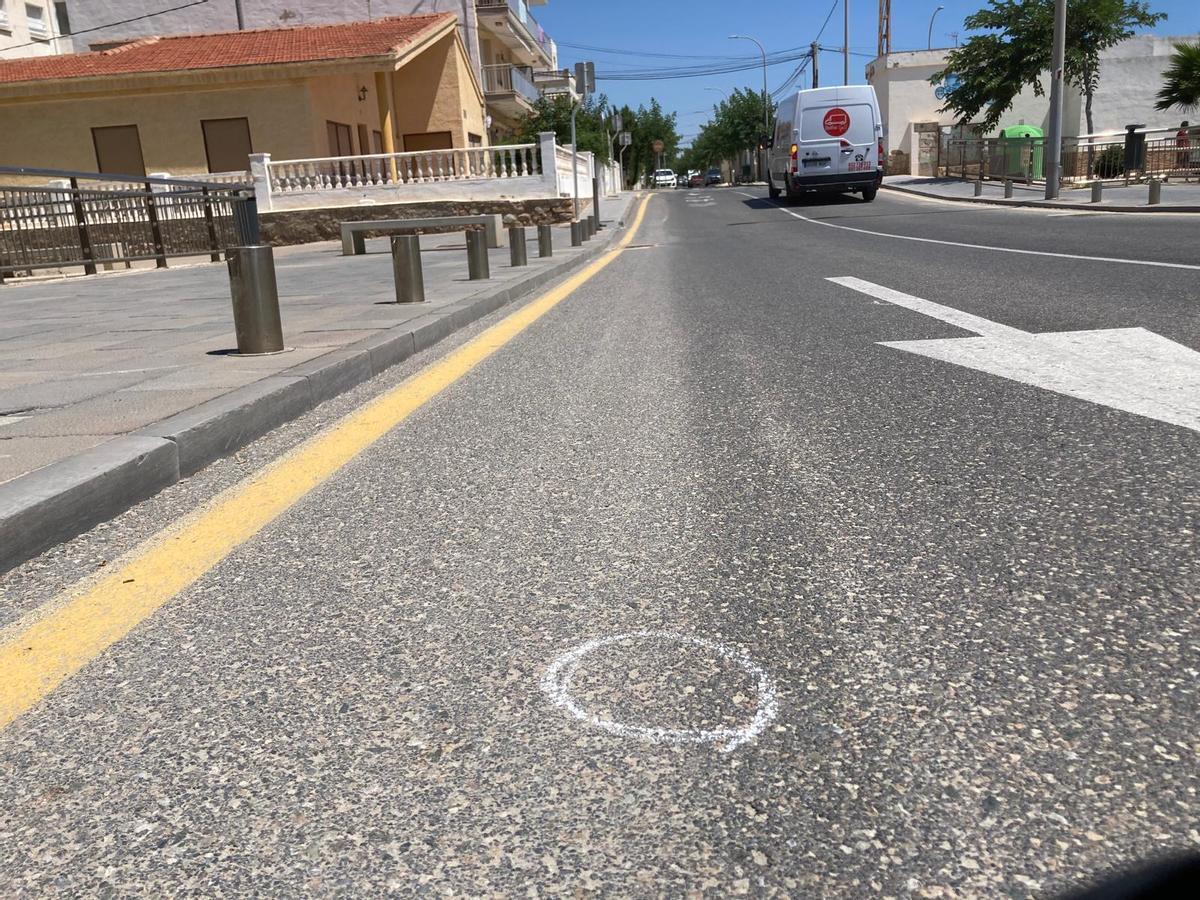 Una de las marcas que señalan la ubicación de los casquillos de los proyectiles del tiroteo en Pilar de la Horadada