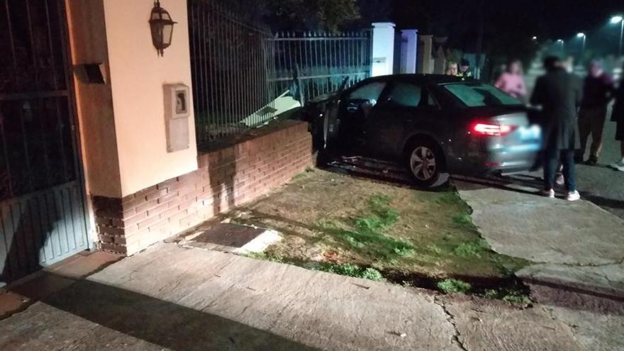 Una mujer resulta herida al chocar su coche con el muro de una casa en Badajoz