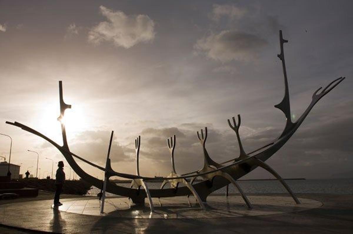 Escultura vikinga en Reikiavik.