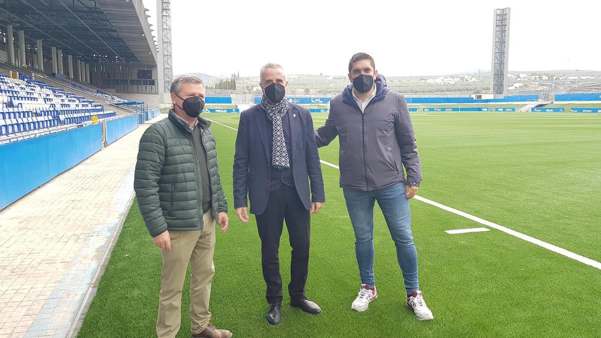 El alcalde de Lucena ha visitado este lunes el estadio.