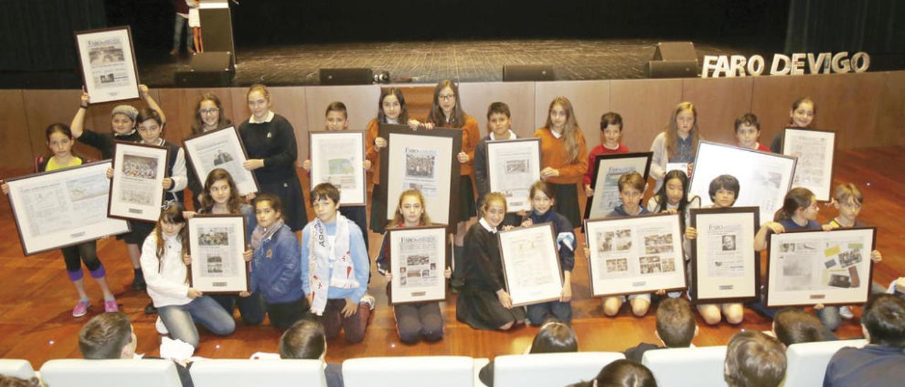 Foto de familia de los colegios ganadores en las distintas categorías en la primera edición del concurso. Ricardo Grobas