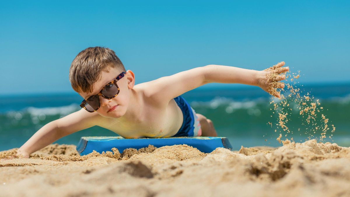 Mar López, pediatra: &quot;Los niños que no usan gafas de sol pueden desarrollar cataratas, queratitis o cáncer&quot;
