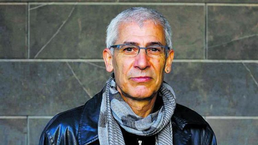 El escritor José Ovejero posa con su última novela.