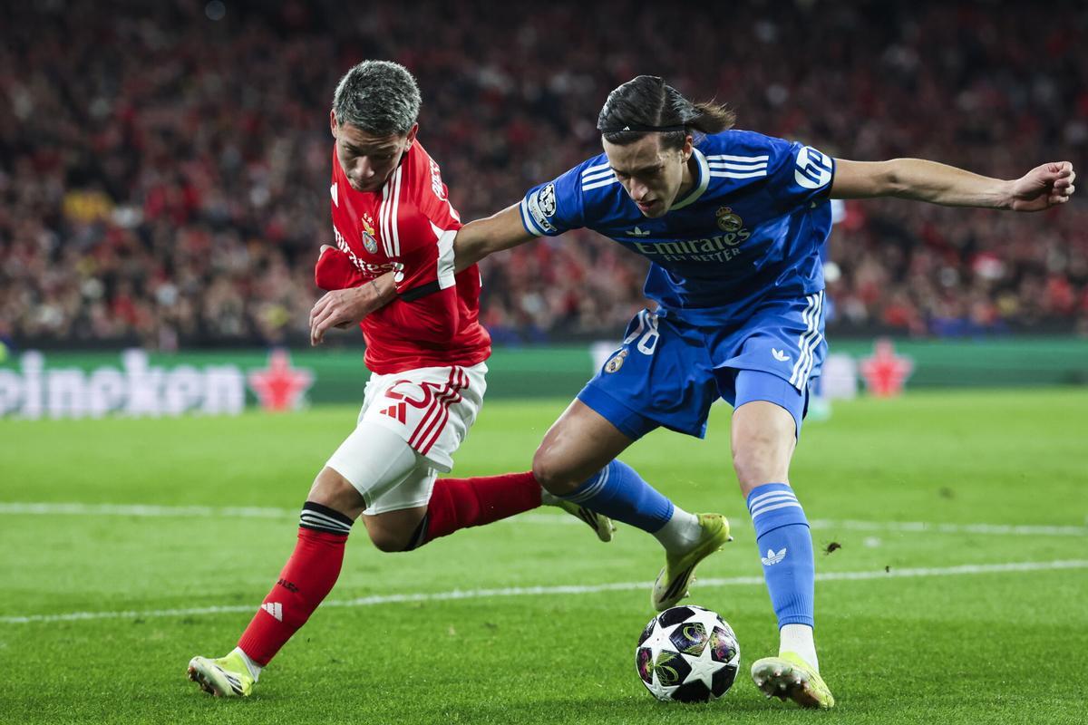 Álvaro Carreras, jugador del Real Madrid, disputa un balón con Gianluca Prestianni, del Benfica.