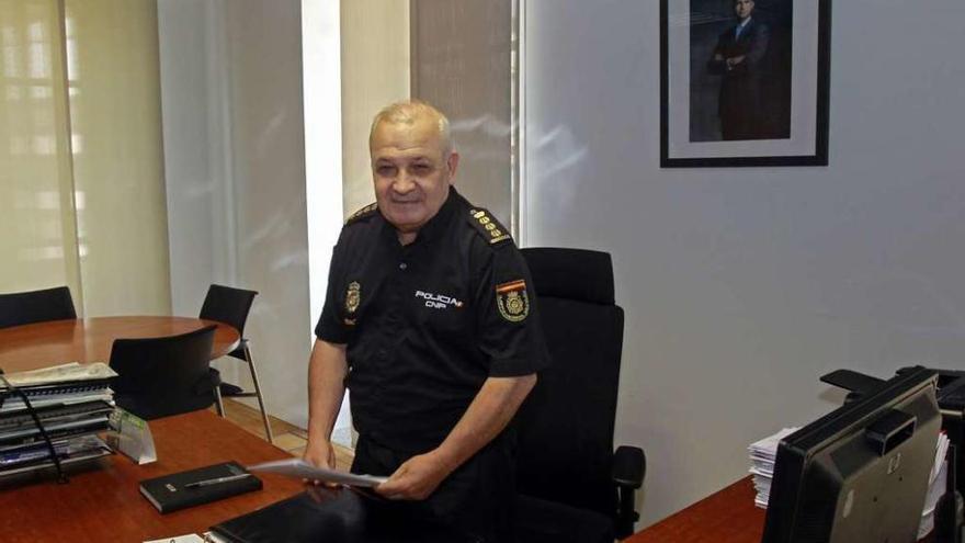 José Muñoz Lozano, ayer, en su despacho de la comisaría viguesa. // Marcos Canosa