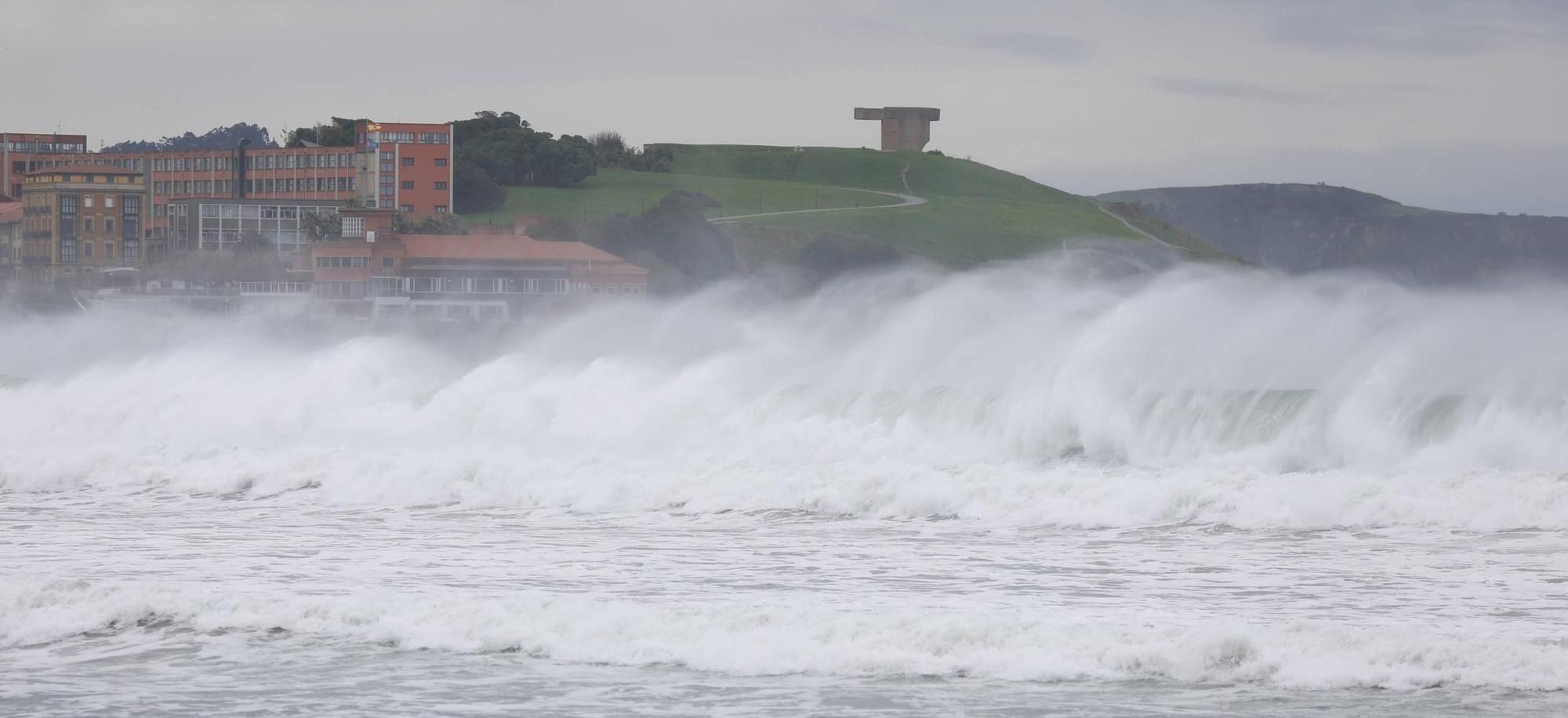 Lluvias y fuertes vientos en Gijón tras el paso de la borrasca Herminia (en imágenes)