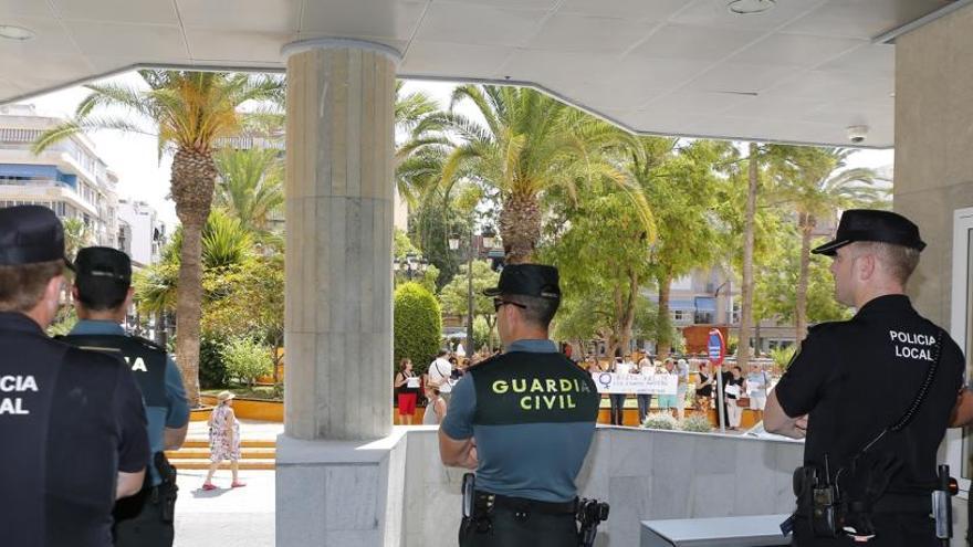 Imagen de la Guardia Civil y la Policía Local custodiando el acceso al Ayuntamiento/ Foto Joaquín Carrión