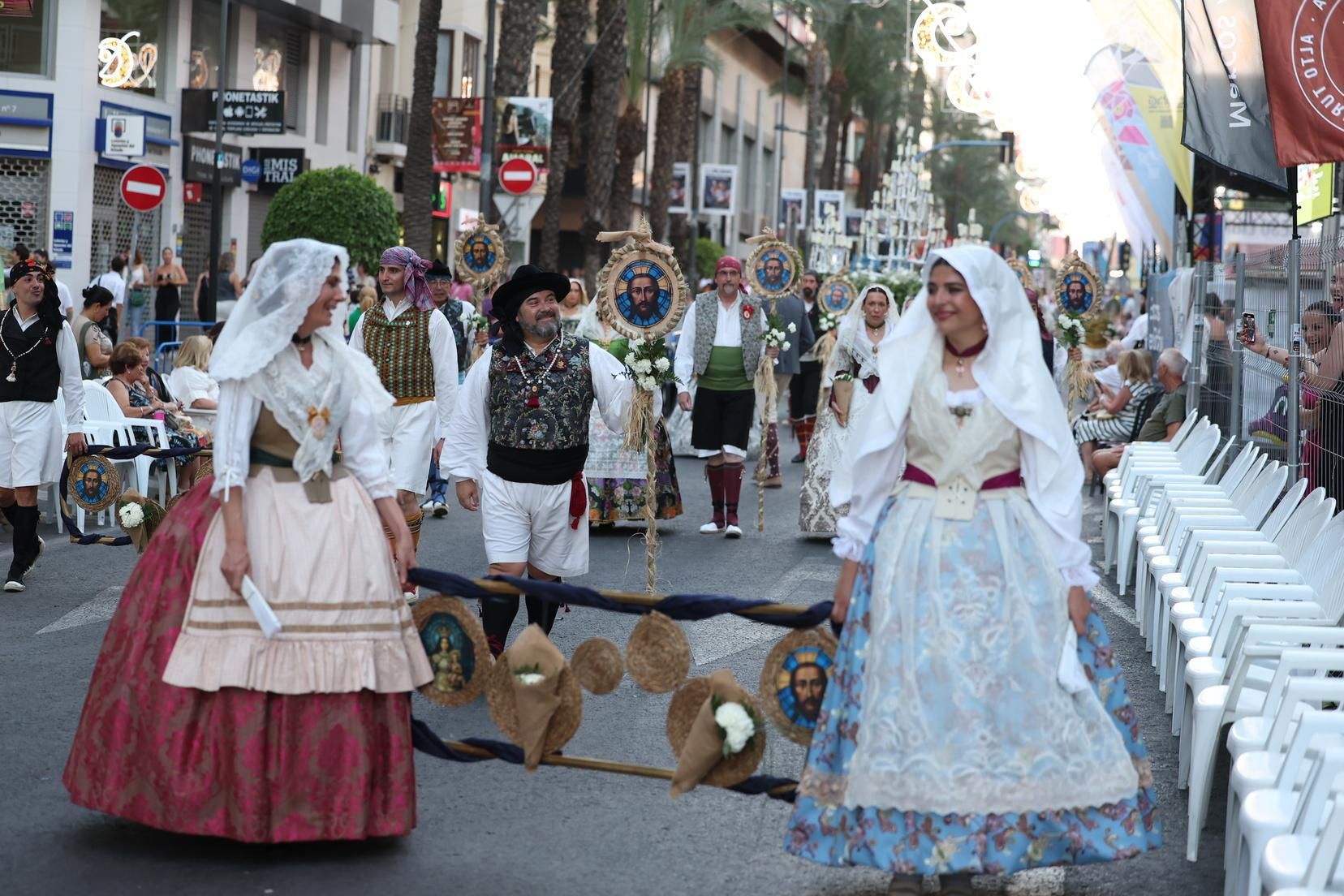 Berta y la corte completan la Ofrenda de Alicante