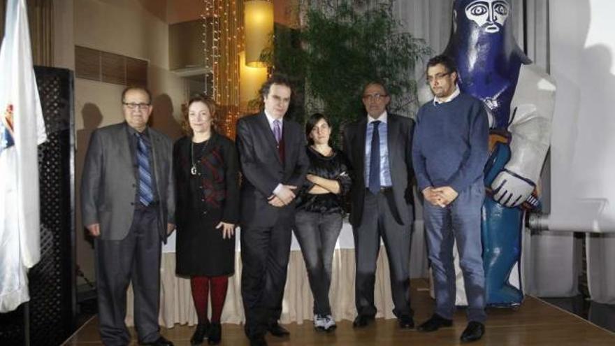 Foto de familia de los galardonados con los Premios da Crítica 2012, anoche en Vigo.  // R. Grobas