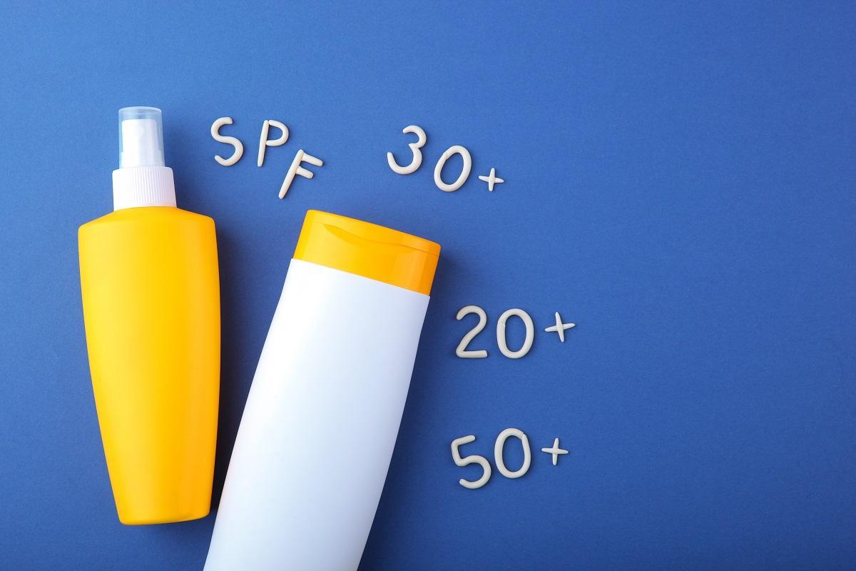 Además de usar fotoprotectores solares, ¿qué más podemos hacer para protegernos de los daños solares?