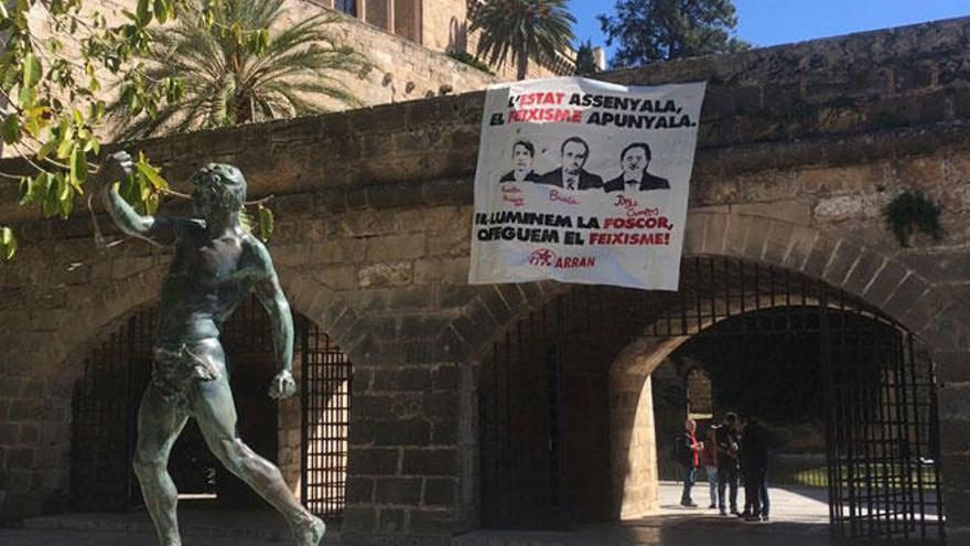 Arran cuelga una pancarta en Palma en la que llama &quot;fascistas&quot; a José Ramón Bauzá, Xavier Pericay y Jorge Campos