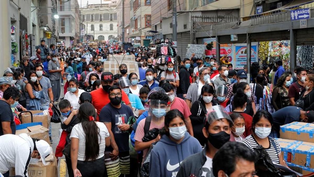 Fotografía de personas comprando en el conglomerado Mesa Redonda en Lima.