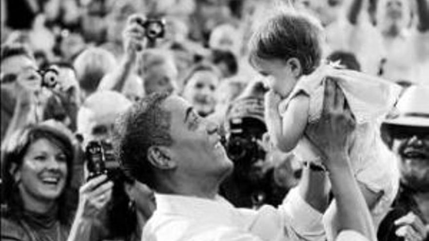 Barack Obama: EL PRESIDENTE DE EEUU SE DEJA QUERER POR BEBES
