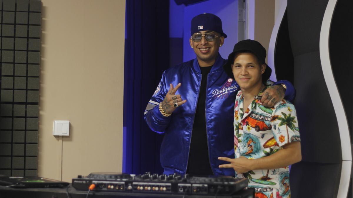 El artista Ñengo Flow junto a Andy CM, cantante y productor principal dentro del sello musical.