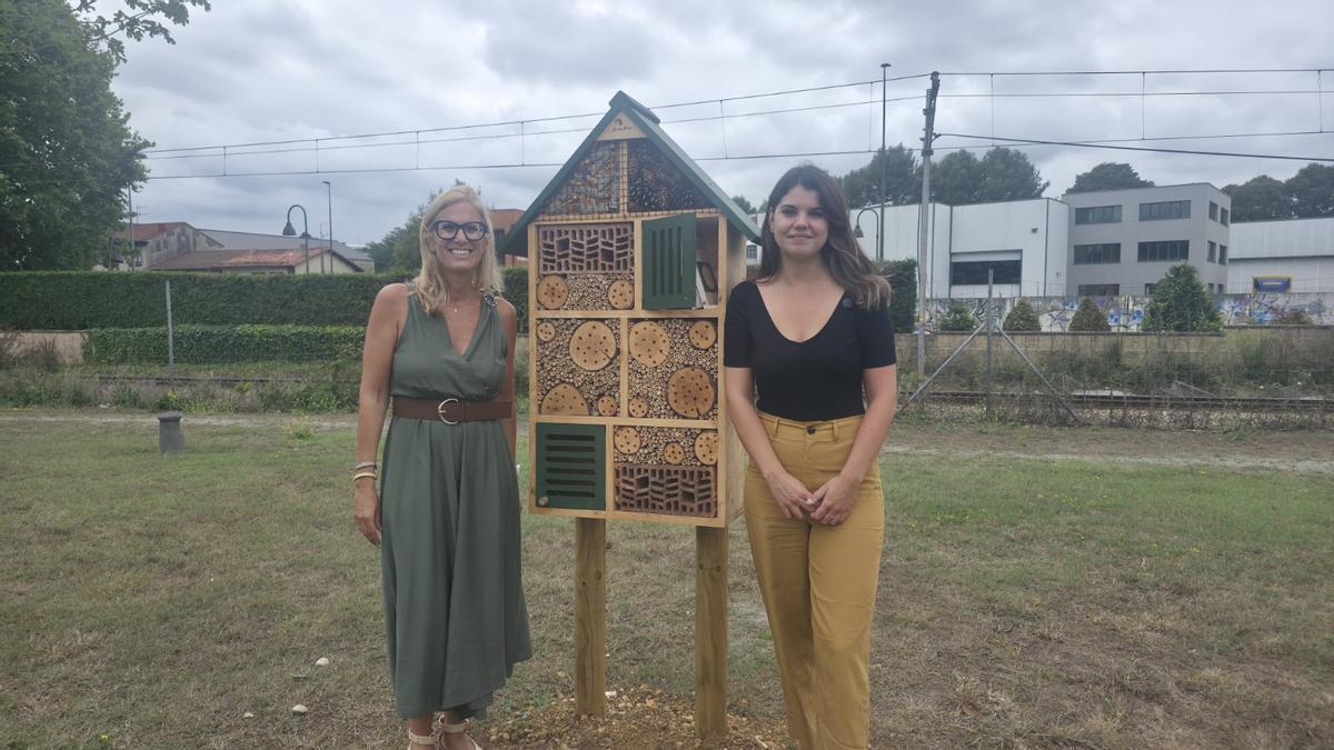 Lara Martínez, a la izquierda, con la concejala de Avilés, Raquel Ruiz.