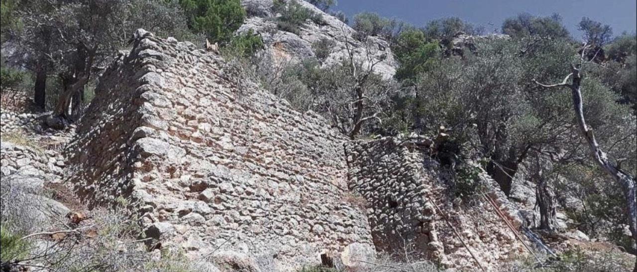 Restos de la antigua muralla de sa Bastida, en Alaró.