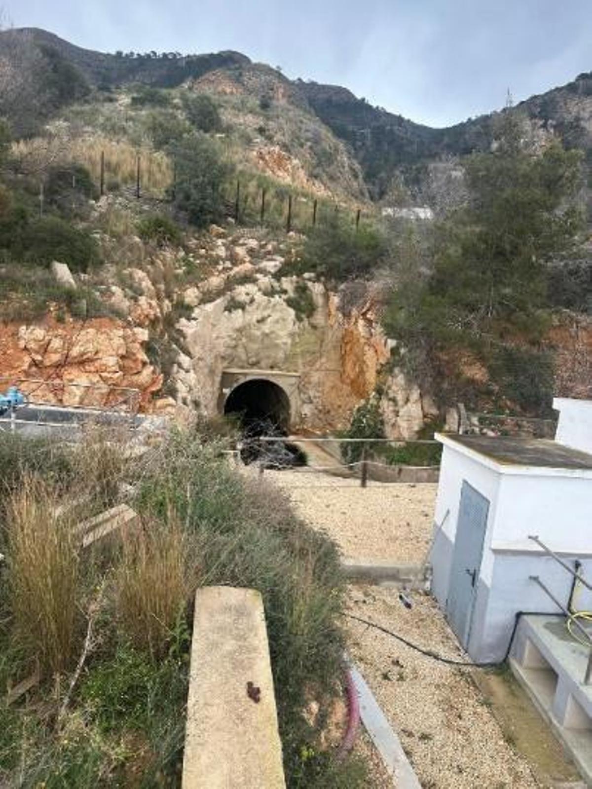 Túnel por el que se deriva el caudal al mar desde la depuradora de Benidorm