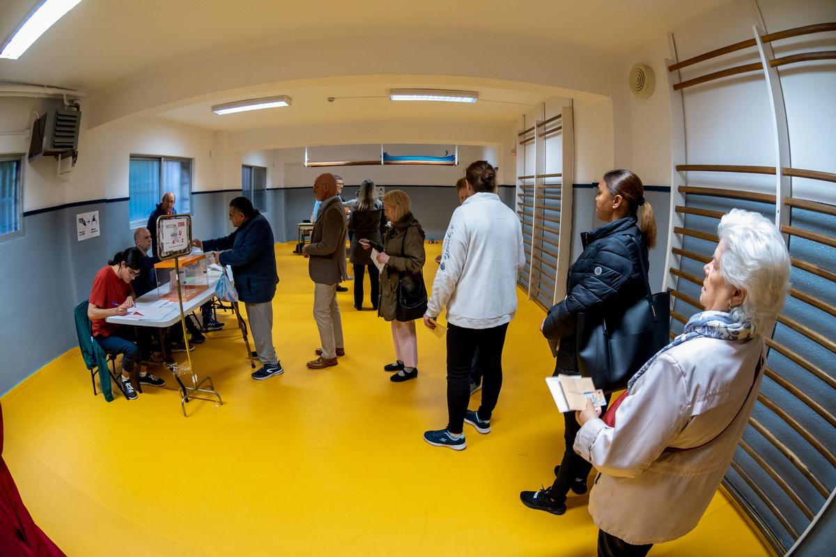 MADRID, 28/05/2023.- Varias personas ejercen su derecho al voto en el colegio electoral de Corazón de María en María en Madrid este domingo durante las elecciones municipales y autonómicas. EFE/ Fernando Villar