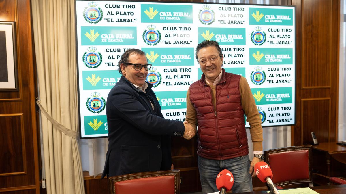 Narciso Prieto y Alberto Marcos presentan el calendario de 2023 del Club Tiro al Plato &quot;El Jaral&quot;