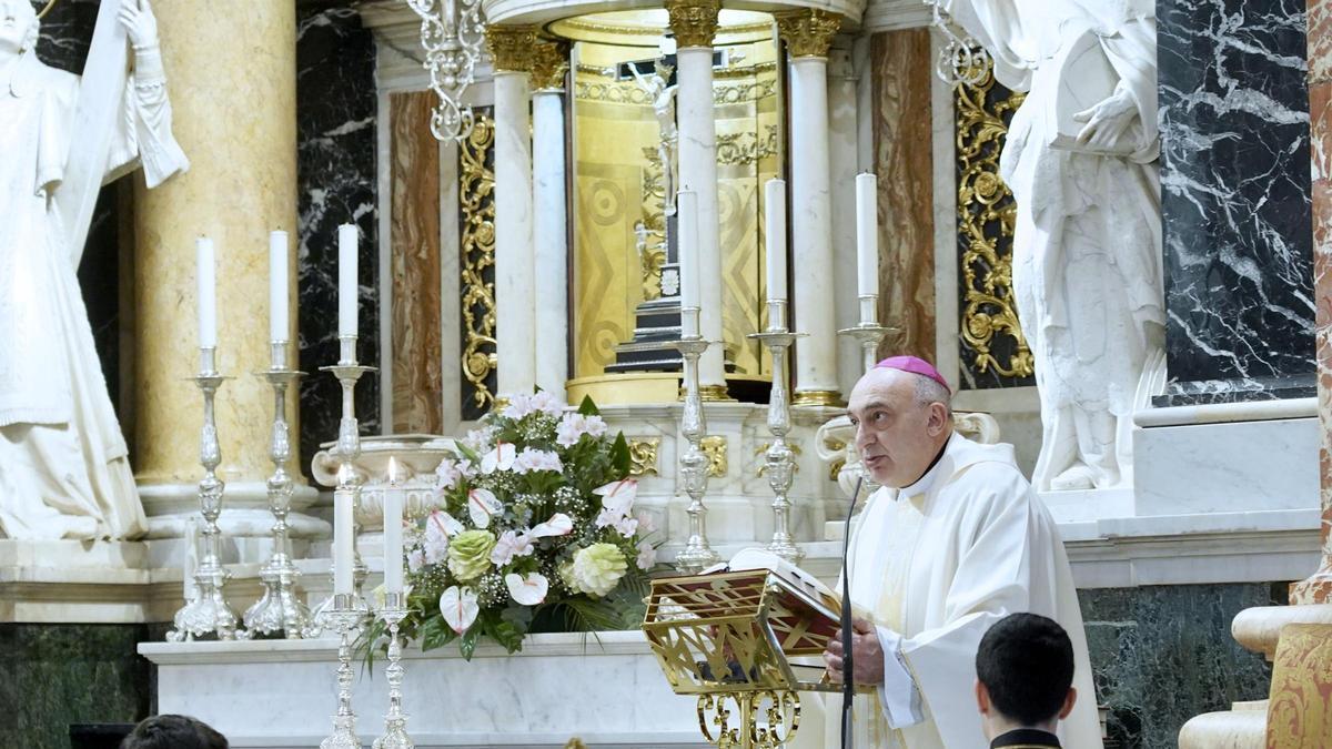 Los candelabros del altar mayor que fueron golpeados
