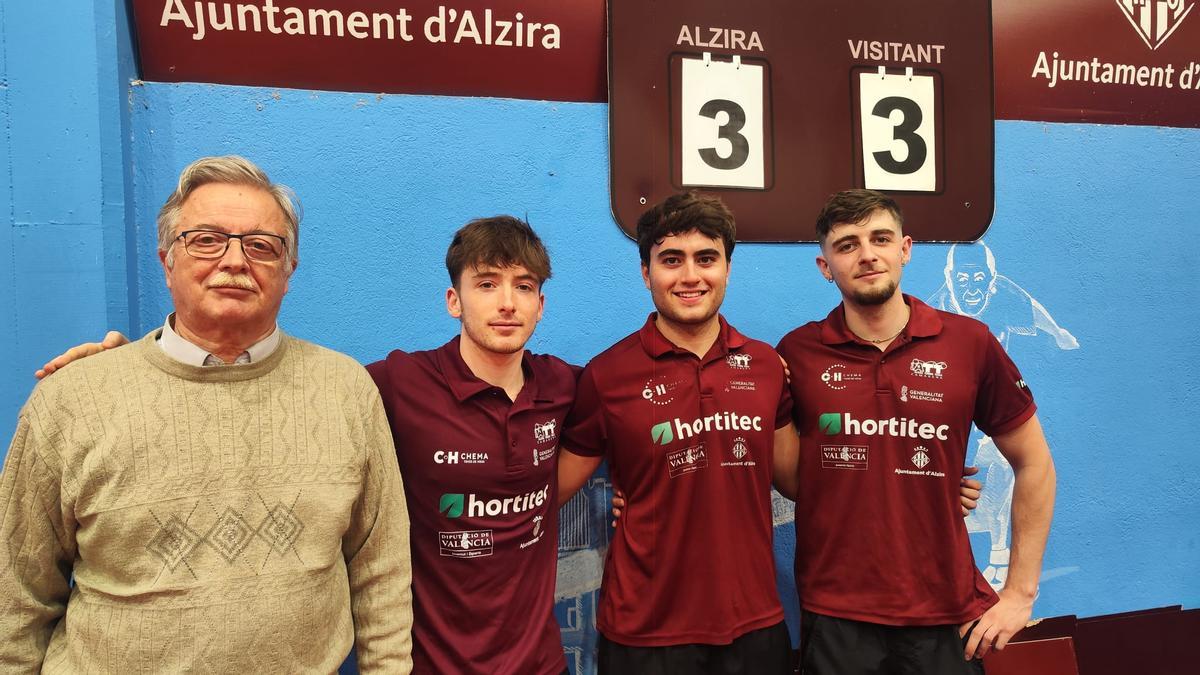 El Hortitec Alzira TT con su director deportivo, tras el partido con el Irún.