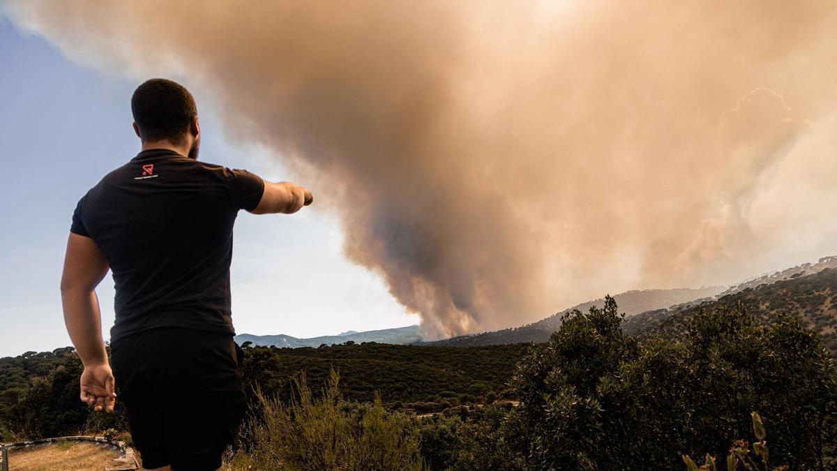 Columna de fum d'un dels incendis que aquests dies afecten la Comunitat de Madrid