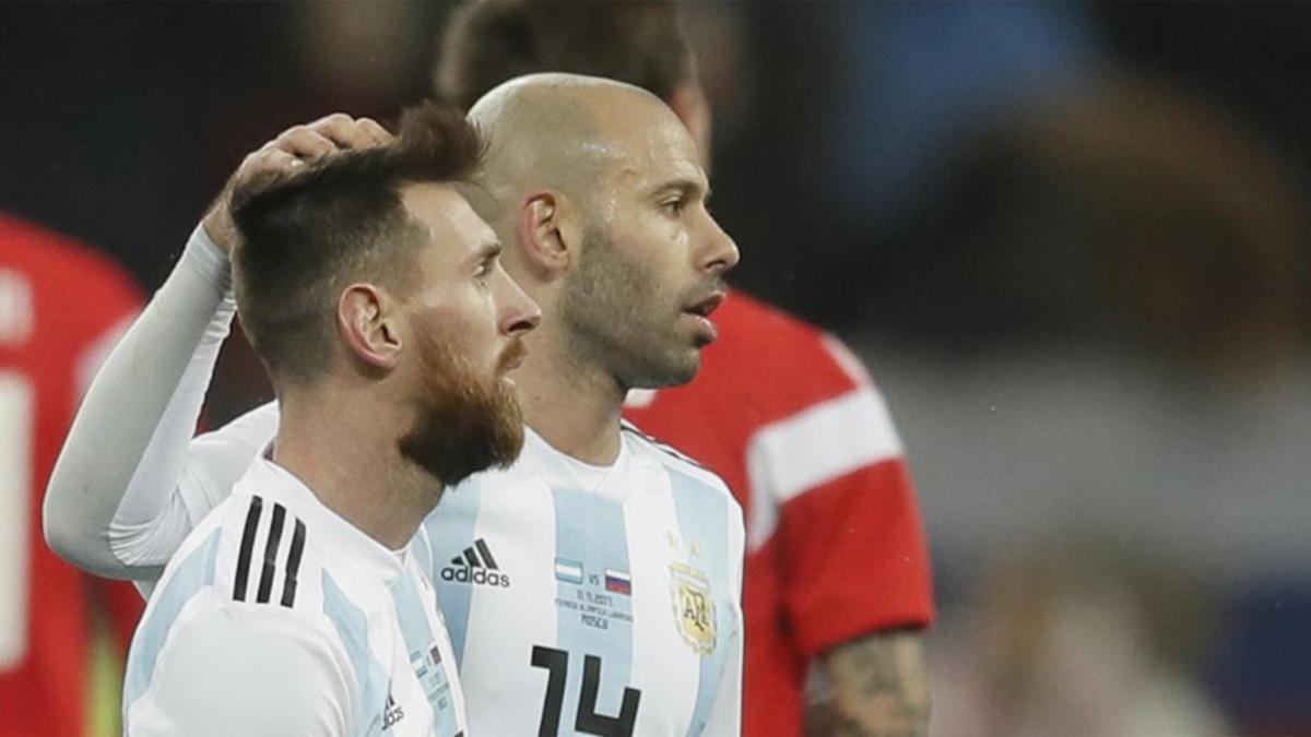 Leo Messi y Javier Mascherano se felicitan al final del amistoso Rusia-Argentina en Moscú (0-1)