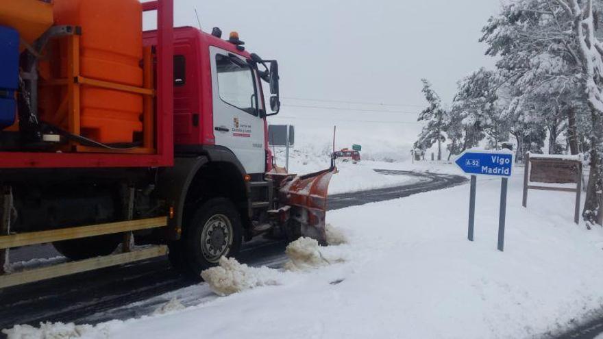 Actuación de una máquina quitanieves ayer en Sanabria