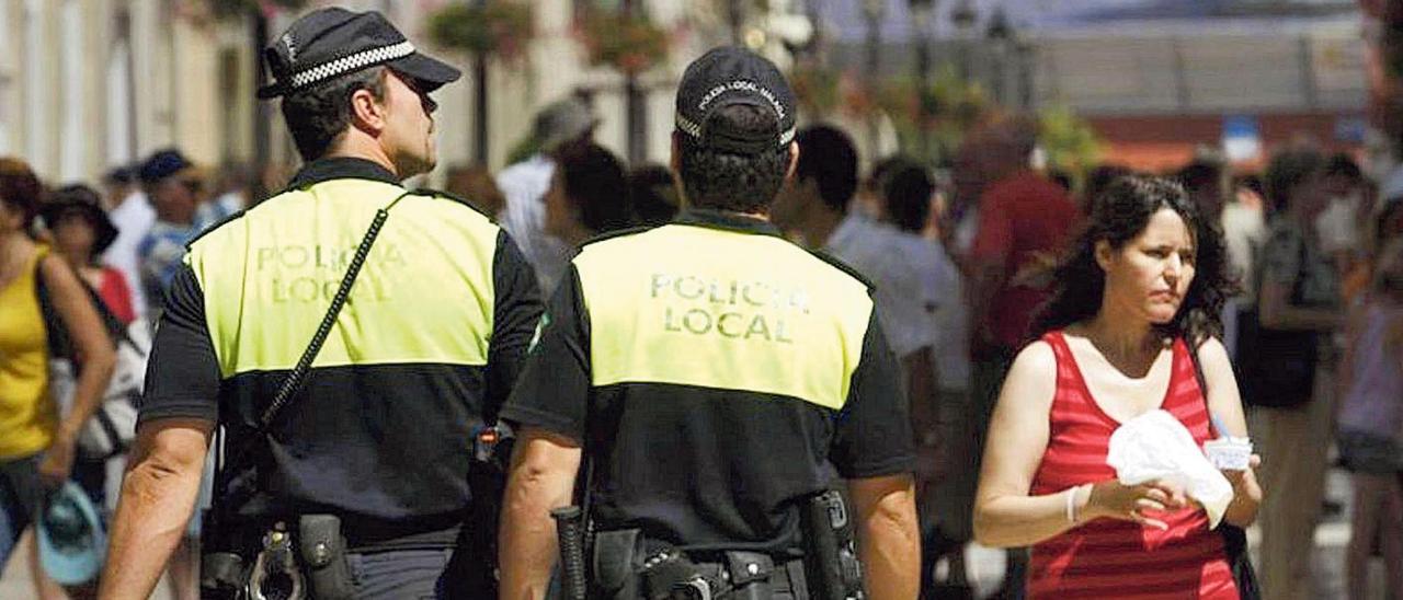 Una pareja de agentes de la Policía Local patrulla en el Centro de Málaga.