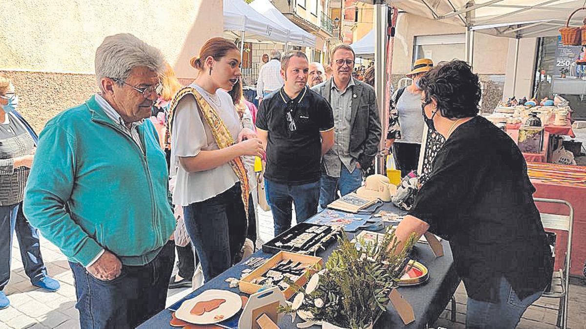 La reina de las fiestas y representantes políticos recorrieron el recinto.