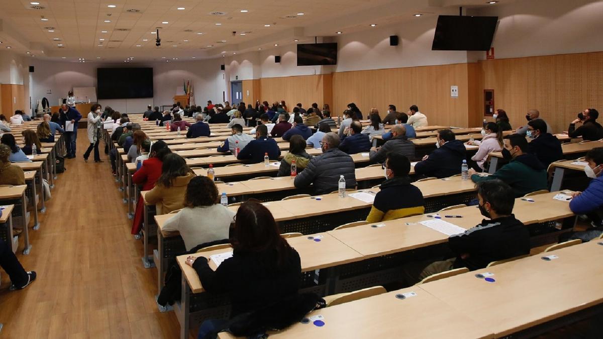 Opositores a celador del SAS durante un examen celebrado en el año 2022.