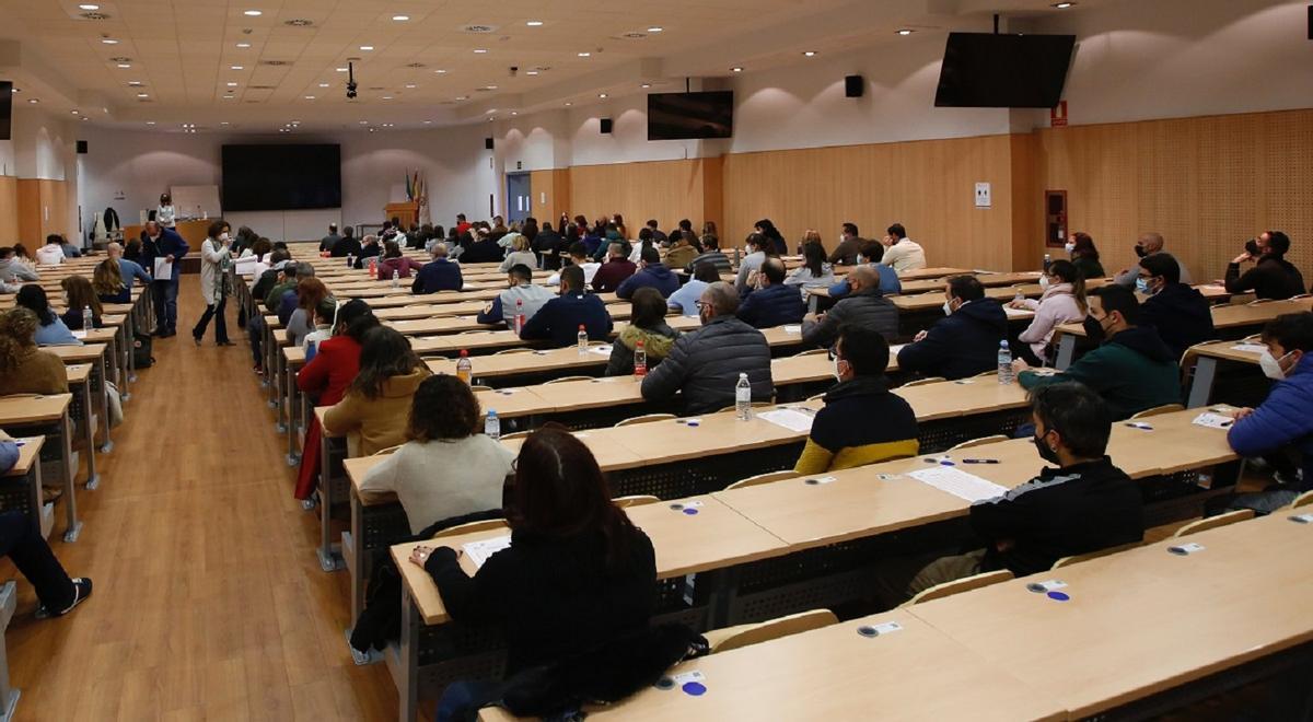Opositores a celador del SAS durante un examen celebrado en el año 2022 en la Facultad de Medicina y Enfermería en Córdoba.
