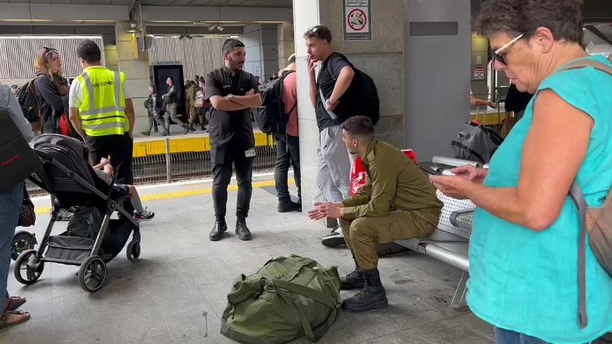 Estación de tren de Tel Aviv después de que cayeran cohetes sobre la ciudad que eran interceptados por el sistema antimisiles israelí de la Cúpula de Hierro
