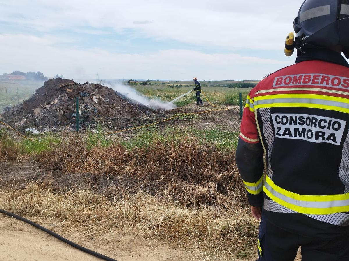 Un bombero del Consorcio observa la labor realizada por un compañero en los trabajos de extinción.
