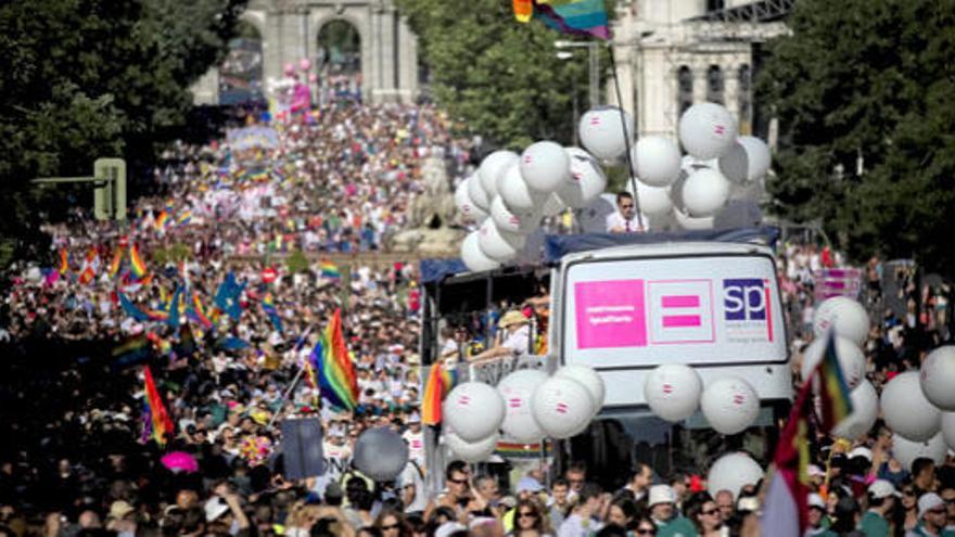 Cientos de personas celebrando el día del Orgullo Gay